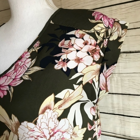 New York & Company Green Floral Capped-Sleeve Blouse - Picture 2 of 5